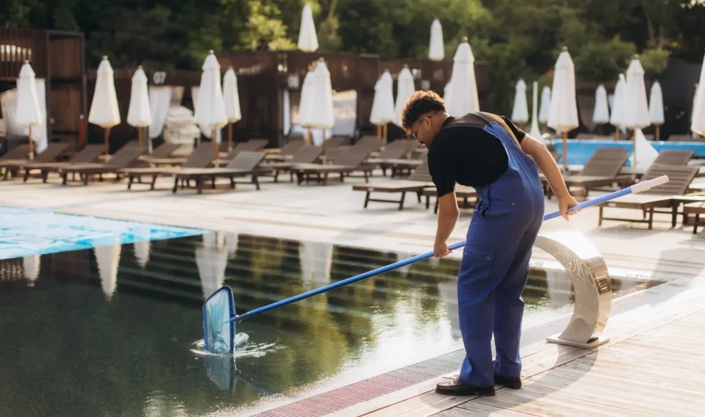 Swimmming pool Cleaning Solution